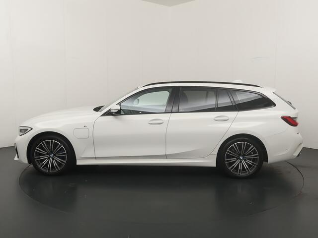 BMW 3-SERIE Touring 330e High Executive M-Sport Full Options I PANO I LED I Sportstoelen I Adapt Cruise I Head-Up I 18"LM