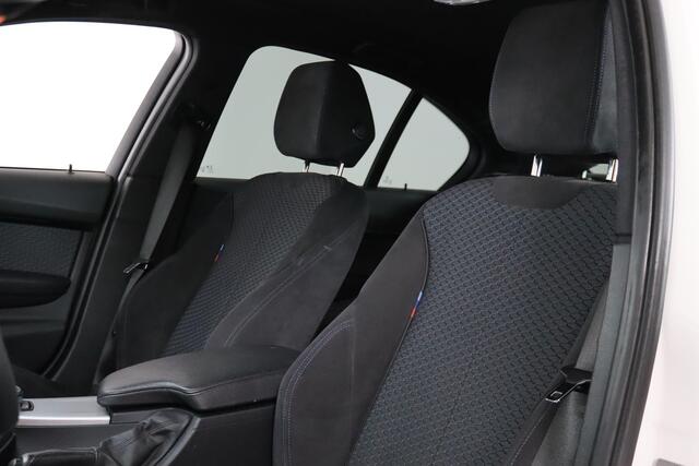 BMW 3-SERIE 320i High Executive M-Sport LED, Cruise Control, Stoelverwarming, Bluetooth, Navigatie