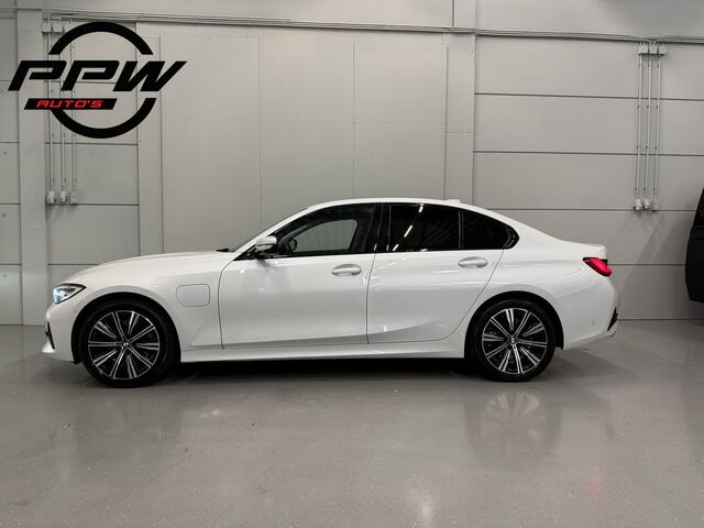 BMW 3-SERIE 320e Edition CAMERA/LEER-SPORT/MEMORY/LIVE COCKPIT PRO/LED/CARPLAY/SFEER/18"/PRIVACY/SHADOW-LINE/MINERALWEISS PARELMOER/NET OH BEURT GEHAD