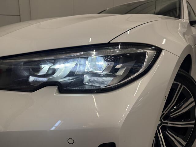 BMW 3-SERIE 320e Edition CAMERA/LEER-SPORT/MEMORY/LIVE COCKPIT PRO/LED/CARPLAY/SFEER/18"/PRIVACY/SHADOW-LINE/MINERALWEISS PARELMOER/NET OH BEURT GEHAD