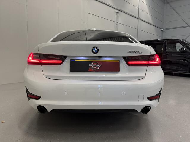 BMW 3-SERIE 320e Edition CAMERA/LEER-SPORT/MEMORY/LIVE COCKPIT PRO/LED/CARPLAY/SFEER/18"/PRIVACY/SHADOW-LINE/MINERALWEISS PARELMOER/NET OH BEURT GEHAD