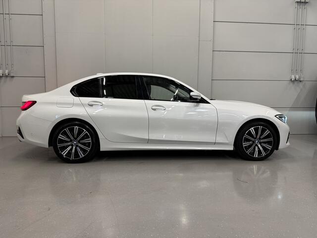 BMW 3-SERIE 320e Edition CAMERA/LEER-SPORT/MEMORY/LIVE COCKPIT PRO/LED/CARPLAY/SFEER/18"/PRIVACY/SHADOW-LINE/MINERALWEISS PARELMOER/NET OH BEURT GEHAD