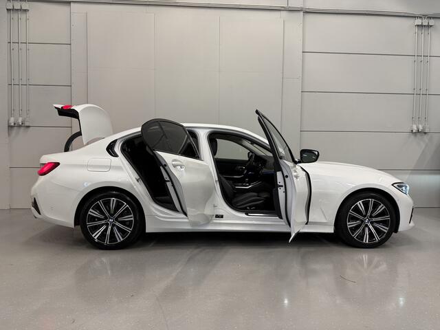 BMW 3-SERIE 320e Edition CAMERA/LEER-SPORT/MEMORY/LIVE COCKPIT PRO/LED/CARPLAY/SFEER/18"/PRIVACY/SHADOW-LINE/MINERALWEISS PARELMOER/NET OH BEURT GEHAD
