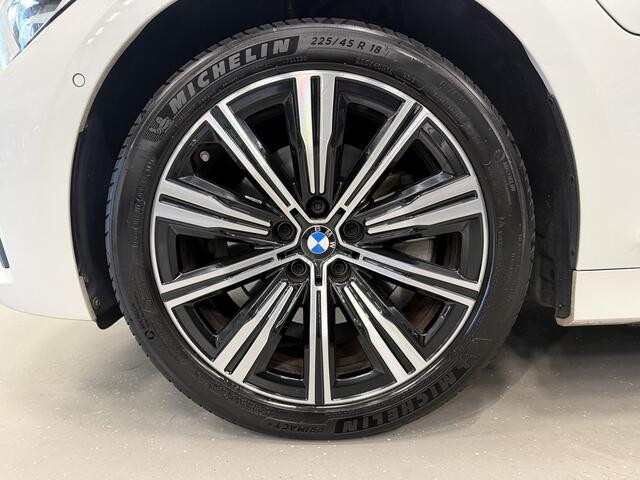 BMW 3-SERIE 320e Edition CAMERA/LEER-SPORT/MEMORY/LIVE COCKPIT PRO/LED/CARPLAY/SFEER/18"/PRIVACY/SHADOW-LINE/MINERALWEISS PARELMOER/NET OH BEURT GEHAD
