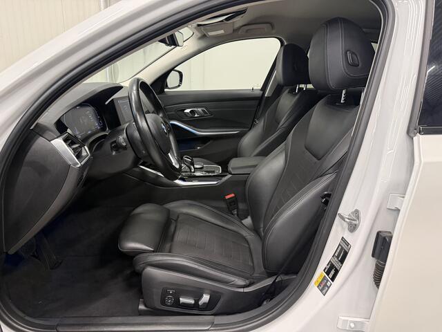 BMW 3-SERIE 320e Edition CAMERA/LEER-SPORT/MEMORY/LIVE COCKPIT PRO/LED/CARPLAY/SFEER/18"/PRIVACY/SHADOW-LINE/MINERALWEISS PARELMOER/NET OH BEURT GEHAD