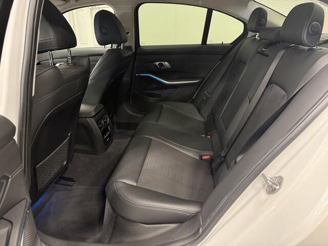 BMW 3-SERIE 320e Edition CAMERA/LEER-SPORT/MEMORY/LIVE COCKPIT PRO/LED/CARPLAY/SFEER/18"/PRIVACY/SHADOW-LINE/MINERALWEISS PARELMOER/NET OH BEURT GEHAD