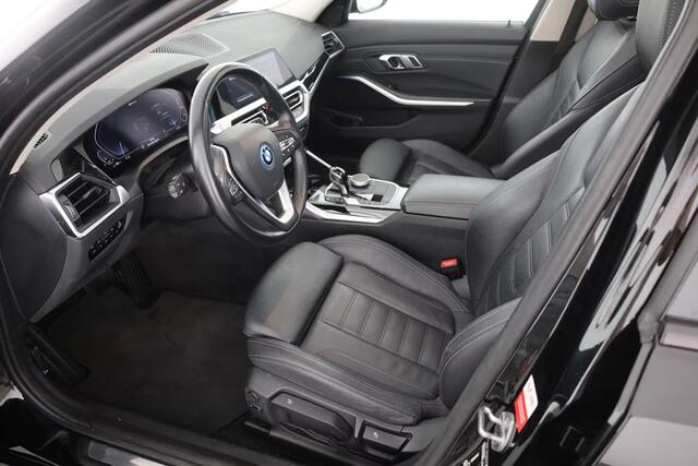 BMW 3-SERIE Touring 330e SPORTLINE ** LED, LEDER, PANO, TREKH, APPLE, ALARM, AMBIENTE, 18-inch LMV ** 1e EIG - Vol. BMW Onderh. ** ** INFORMEER OOK NAAR ONZE AANTREKKELIJKE FINANCIAL-LEASE TARIEVEN **