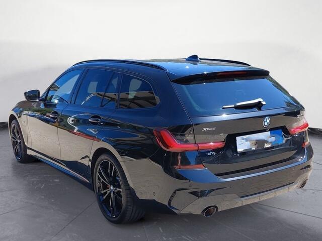 BMW 3-SERIE Touring 330e xDrive M-SPORT ** LED, LEDER, PANO, TREKH HuD, ALARM, 19-inch LMV ** 1e EIG - Vol. BMW Onderh. ** ** INFORMEER OOK NAAR ONZE AANTREKKELIJKE FINANCIAL-LEASE TARIEVEN **