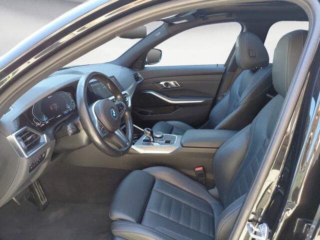BMW 3-SERIE Touring 330e xDrive M-SPORT ** LED, LEDER, PANO, TREKH HuD, ALARM, 19-inch LMV ** 1e EIG - Vol. BMW Onderh. ** ** INFORMEER OOK NAAR ONZE AANTREKKELIJKE FINANCIAL-LEASE TARIEVEN **