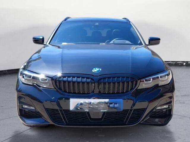 BMW 3-SERIE Touring 330e xDrive M-SPORT ** LED, LEDER, PANO, TREKH HuD, ALARM, 19-inch LMV ** 1e EIG - Vol. BMW Onderh. ** ** INFORMEER OOK NAAR ONZE AANTREKKELIJKE FINANCIAL-LEASE TARIEVEN **