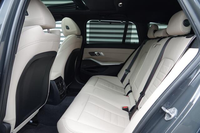 BMW 3-SERIE Touring 330e M-Sport Pro | Panodak | Trekhaak | H&K | HUD | Carbon | Memory | ACC |