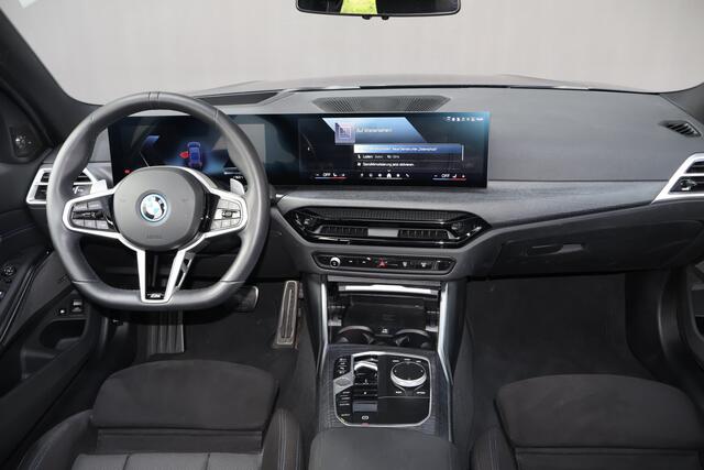 BMW 3-SERIE Touring 330e | 25MY | LCI FACELIFT | BTW-AUTO | ELEK. HAAK | HEAD UP | HARMAN & KARDON | SFEERVERLICHTING | 360 CAMERA | MEMORY SEATS | PANO |