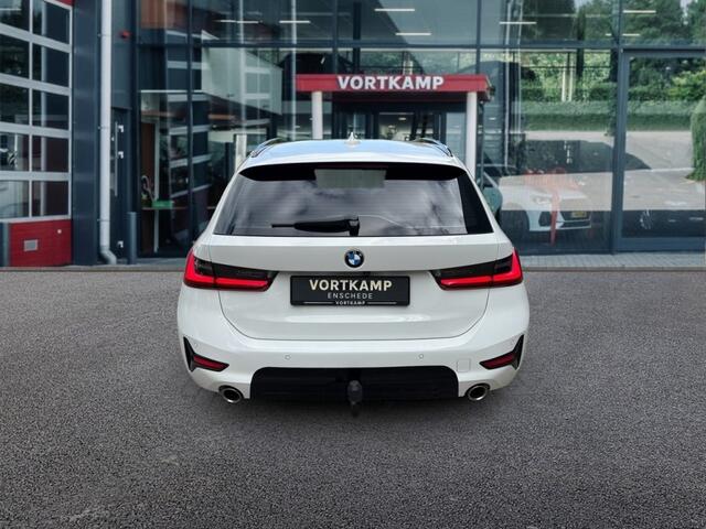 BMW 3-SERIE 318I SPORTLINE M-PAKKET TREKHAAK/LEDER/CAMERA/STOELVERW/E-KLEP/CRUISE