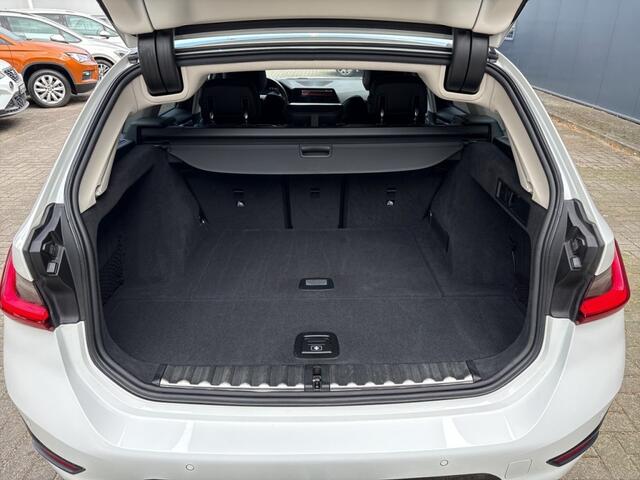 BMW 3-SERIE 318I SPORTLINE M-PAKKET TREKHAAK/LEDER/CAMERA/STOELVERW/E-KLEP/CRUISE