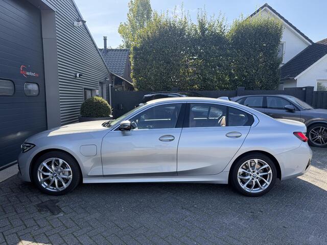 BMW 3-SERIE 330e High Executive | Camera | Navigatie | Memory Stoelen | Lederen Bekleding | Stoelverwarming |