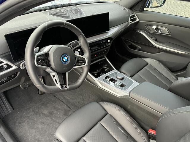BMW 3-SERIE 330e M Sport Automaat / Trekhaak / Schuif-kanteldak / Sportstoelen / Comfort Access / Achteruitrijcamera / Cruise Control