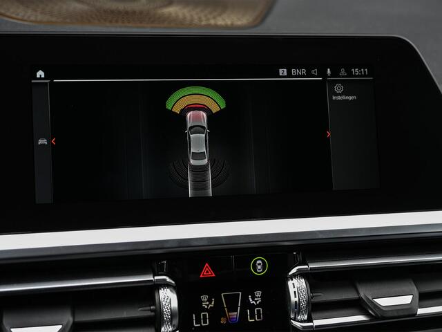 BMW 3-SERIE 318i High Executive M-Sport | M-Performance | Stoelverwarming | Ambiance Interieur | PDC V+A | Cruise Control |