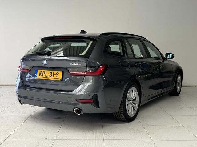 BMW 3-SERIE Touring 330e Business Edition Plus | Leder | Achteruitrijcamera | Panoramadak | Stoelverwarming |