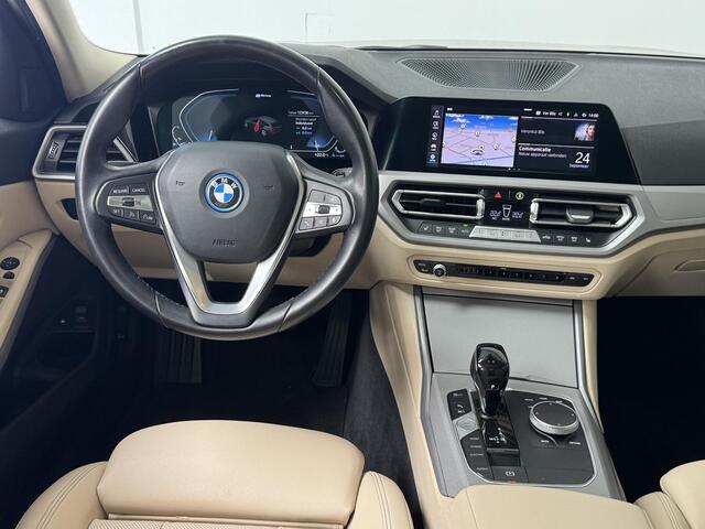 BMW 3-SERIE Touring 330e Business Edition Plus | Leder | Achteruitrijcamera | Panoramadak | Stoelverwarming |