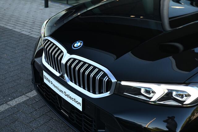 BMW 3-SERIE Touring 330e M Sport Automaat / Trekhaak / Panoramadak / Sportstoelen / Comfort Access / Achteruitrijcamera / Stoelverwarming