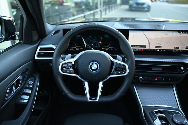 BMW 3-SERIE Touring 330e M Sport Automaat / Trekhaak / Panoramadak / Sportstoelen / Comfort Access / Achteruitrijcamera / Stoelverwarming