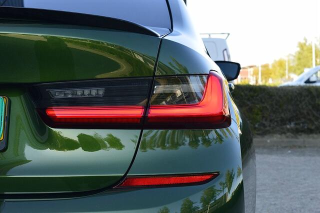 BMW 3-SERIE 320i M-Sport Indivdual Rijklaarprijs-Garantie Schuifdak Leder Interieur Apple/Android Led M-Performances