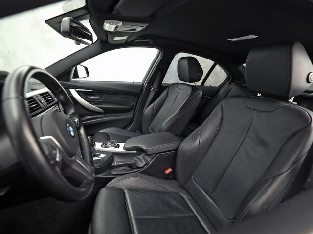 BMW 3-SERIE 318i M Sport High Executive Automaat (VIRTUAL COCKPIT, M PAKKET, GROOT NAVI, STOELVERWARMING, SPORT AUTOMAAT, SPORTSTOELEN, TREKHAAK, GETINT GLAS, PARKEERSENSOREN, NIEUWSTAAT)