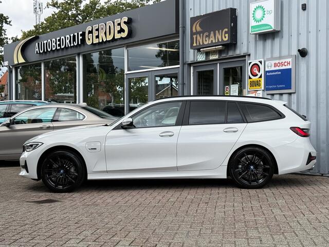 BMW 3-SERIE Touring 330e High Executive | LASER LED | 19 " | CAMERA | HEAD-UP | ELEKTR KLEP | NAVI | CARPLAY |