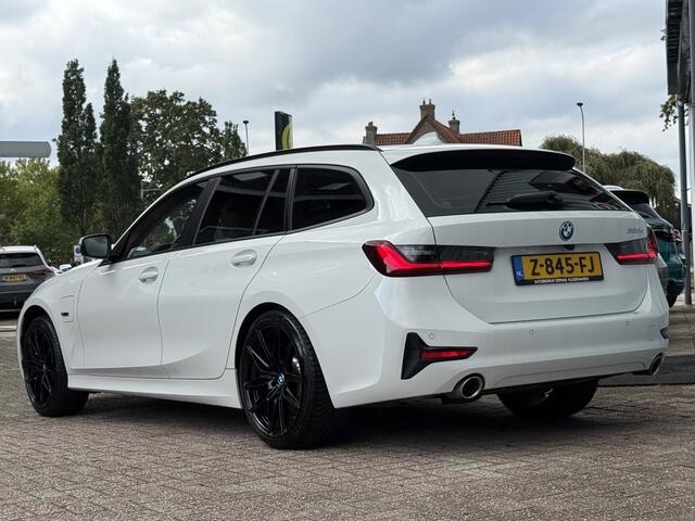 BMW 3-SERIE Touring 330e High Executive | LASER LED | 19 " | CAMERA | HEAD-UP | ELEKTR KLEP | NAVI | CARPLAY |