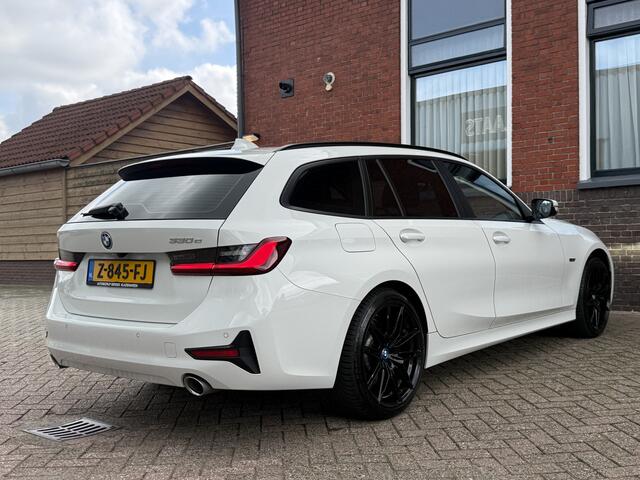 BMW 3-SERIE Touring 330e High Executive | LASER LED | 19 " | CAMERA | HEAD-UP | ELEKTR KLEP | NAVI | CARPLAY |