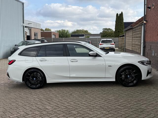 BMW 3-SERIE Touring 330e High Executive | LASER LED | 19 " | CAMERA | HEAD-UP | ELEKTR KLEP | NAVI | CARPLAY |
