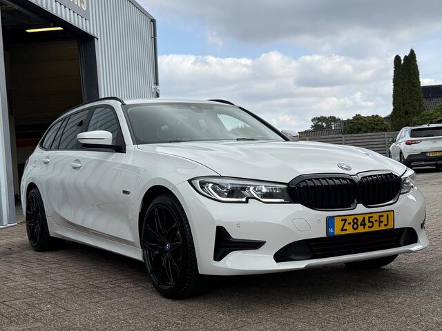 BMW 3-SERIE Touring 330e High Executive | LASER LED | 19 " | CAMERA | HEAD-UP | ELEKTR KLEP | NAVI | CARPLAY |