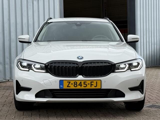 BMW 3-SERIE Touring 330e High Executive | LASER LED | 19 " | CAMERA | HEAD-UP | ELEKTR KLEP | NAVI | CARPLAY |