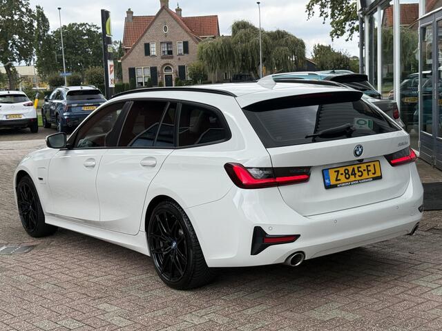 BMW 3-SERIE Touring 330e High Executive | LASER LED | 19 " | CAMERA | HEAD-UP | ELEKTR KLEP | NAVI | CARPLAY |