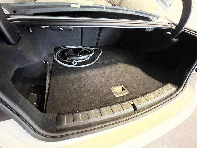 BMW 3-SERIE 320e | Navigatie/Android/Apple Carplay | M-Pakket | Sfeerverlichting | LM Velgen | Cruise Control | Airco |