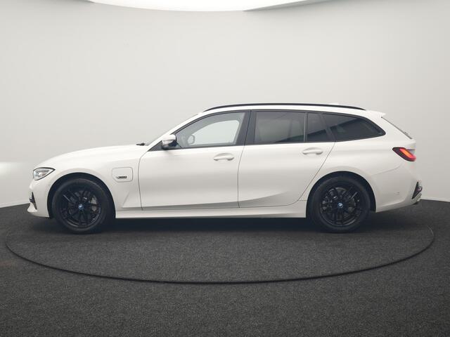 BMW 3-SERIE Touring 330e Sportline PHEV 293pk | Trekhaak Af Fabriek | Adaptive Cruise | Head Up | 360 Camera | Lederen Sportstoelen Verwarmd | BLIS | Apple Carplay | Navigatie | DAB | Plug In Hybrid |