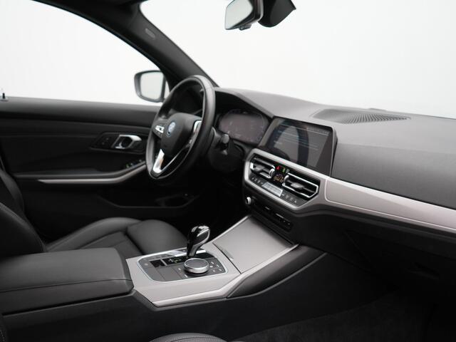 BMW 3-SERIE Touring 330e Sportline PHEV 293pk | Trekhaak Af Fabriek | Adaptive Cruise | Head Up | 360 Camera | Lederen Sportstoelen Verwarmd | BLIS | Apple Carplay | Navigatie | DAB | Plug In Hybrid |