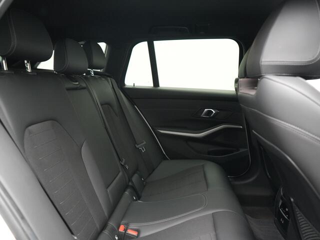 BMW 3-SERIE Touring 330e Sportline PHEV 293pk | Trekhaak Af Fabriek | Adaptive Cruise | Head Up | 360 Camera | Lederen Sportstoelen Verwarmd | BLIS | Apple Carplay | Navigatie | DAB | Plug In Hybrid |