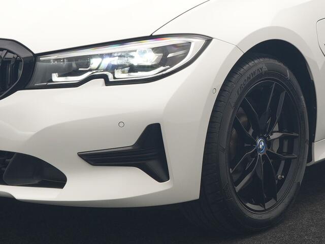BMW 3-SERIE Touring 330e Sportline PHEV 293pk | Trekhaak Af Fabriek | Adaptive Cruise | Head Up | 360 Camera | Lederen Sportstoelen Verwarmd | BLIS | Apple Carplay | Navigatie | DAB | Plug In Hybrid |