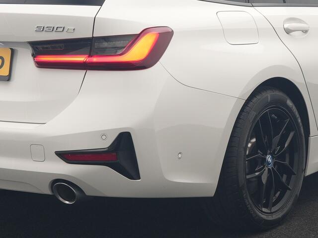 BMW 3-SERIE Touring 330e Sportline PHEV 293pk | Trekhaak Af Fabriek | Adaptive Cruise | Head Up | 360 Camera | Lederen Sportstoelen Verwarmd | BLIS | Apple Carplay | Navigatie | DAB | Plug In Hybrid |