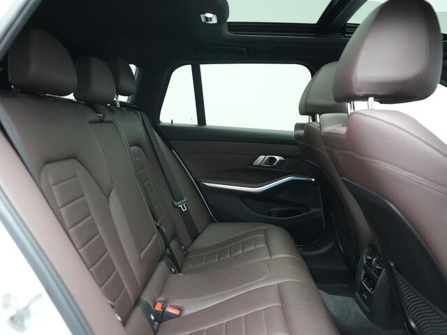 BMW 3-SERIE Touring 330e M Sport PHEV 293pk Dealer O.H. | Panodak | Laser LED | Head Up | Adaptief Onderstel | Camera | Lederen Sportstoelen & Stuur Verwarmd | Sfeerverlichting | Keyless | BLIS | Apple Carplay | Virtual | Navigatie | DAB | Plug In Hybrid |