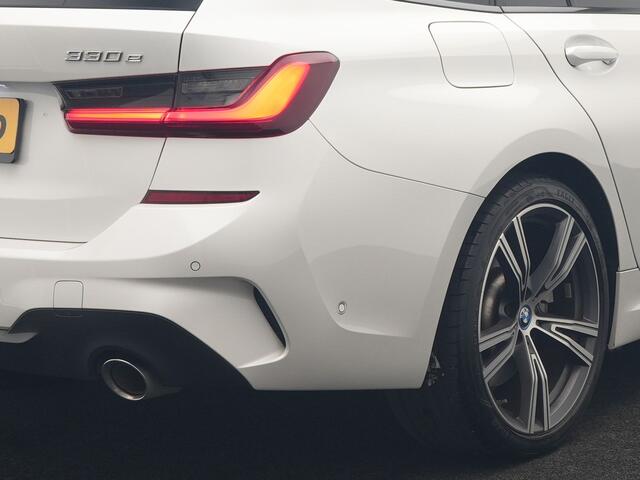 BMW 3-SERIE Touring 330e M Sport PHEV 293pk Dealer O.H. | Panodak | Laser LED | Head Up | Adaptief Onderstel | Camera | Lederen Sportstoelen & Stuur Verwarmd | Sfeerverlichting | Keyless | BLIS | Apple Carplay | Virtual | Navigatie | DAB | Plug In Hybrid |