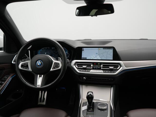 BMW 3-SERIE Touring 330e M Sport PHEV 293pk Dealer O.H. | Panodak | Laser LED | Head Up | Adaptief Onderstel | Camera | Lederen Sportstoelen & Stuur Verwarmd | Sfeerverlichting | Keyless | BLIS | Apple Carplay | Virtual | Navigatie | DAB | Plug In Hybrid |
