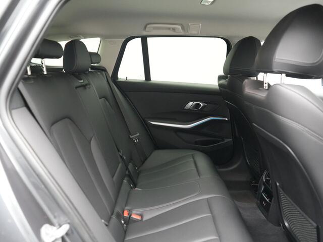 BMW 3-SERIE Touring 330e Sportline PHEV 293pk Dealer O.H | Trekhaak Af Fabriek | Camera | Cruise Control | Lederen Sportstoelen Verwarmd | Apple Carplay | Virtual | Navigatie | Sfeerverlichting | DAB | 17"L.M |