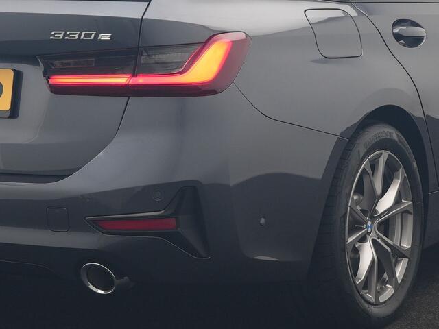 BMW 3-SERIE Touring 330e Sportline PHEV 293pk Dealer O.H | Trekhaak Af Fabriek | Camera | Cruise Control | Lederen Sportstoelen Verwarmd | Apple Carplay | Virtual | Navigatie | Sfeerverlichting | DAB | 17"L.M |