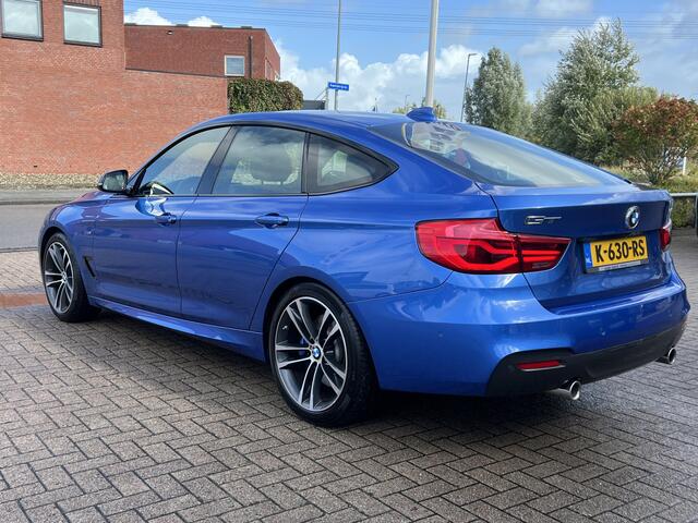BMW 3-SERIE GT Gran Turismo 340i M-Sport High Executive Trekhaak Camera Head Up Harman Kardon Adaptive Led Elek.Sportstoelen Zwart Leder Estoril Blauw M Kleur 6-Cilinder B58 LCI