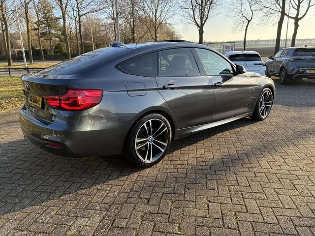 BMW 3-SERIE GT Gran Turismo 320i 8-traps Automaat High Executive | Navigatie | Panorama-Dak | Leder | ECC | 19" LM-Velgen | Camera | Parkpilot | M Pakket | Set winterbanden LMV