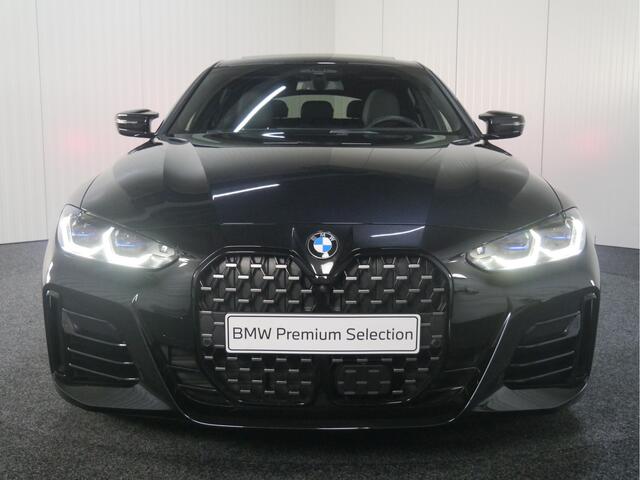 BMW 4-SERIE Gran Coupé M440i xDrive High Executive Automaat / Schuif-kanteldak / Trekhaak / Laserlight / Harman Kardon / Parking Assistant Plus / Live Cockpit Professional / Driving Assistant Professional