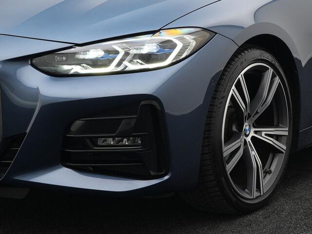 BMW 4-SERIE Cabrio 420i M Sport G23 Arctic Race Blue Metallic | Laser LED | Head Up | Harman Kardon | Nek & Stuurverwarming | Lederen Sportstoelen Memory | 19"L.M | Camera | Apple Carplay |