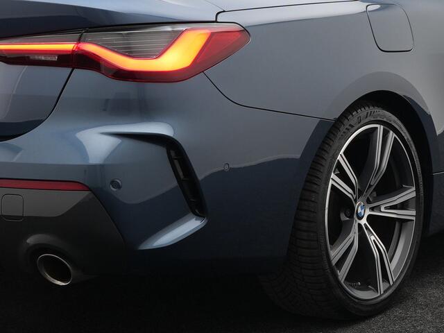 BMW 4-SERIE Cabrio 420i M Sport G23 Arctic Race Blue Metallic | Laser LED | Head Up | Harman Kardon | Nek & Stuurverwarming | Lederen Sportstoelen Memory | 19"L.M | Camera | Apple Carplay |
